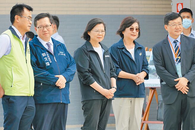 蔡英文总统（左三）参访云林县虎尾镇有机农场。（张朝欣摄）