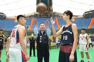 全國中學校際籃球賽開打 鍾東錦開球為選手加油打氣