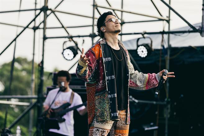 日本饶舌歌手KREVA 睽违十年登台，为春浪演唱。（春浪提供） 