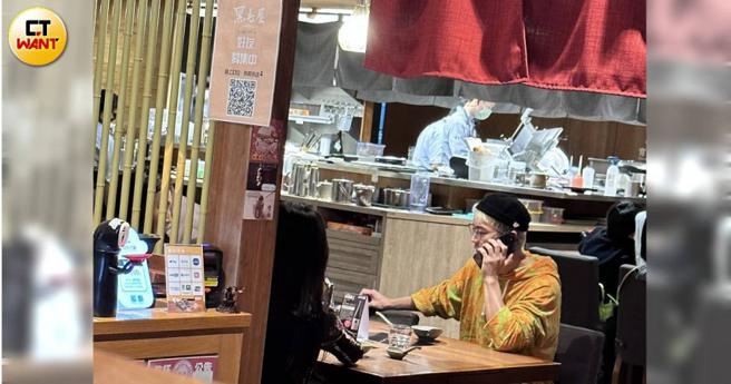 「小乐」吴思贤与两名女子一同用餐，其中一名女子先前也曾被媒体拍到过。（图／本刊娱乐组）
