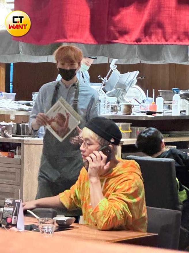 席间吴思贤讲电话讲了好一段时间。（图／本刊娱乐组）