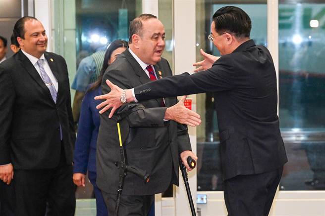 瓜地馬拉共和國總統賈麥岱24日應邀率團來台進行國是訪問，外交部長吳釗燮前往接機，吳釗燮見到賈麥岱上前親切地擁抱致意表達歡迎，賈麥岱未在國賓門發表談話，隨後由外交部人員引導離去。（陳麒全攝）