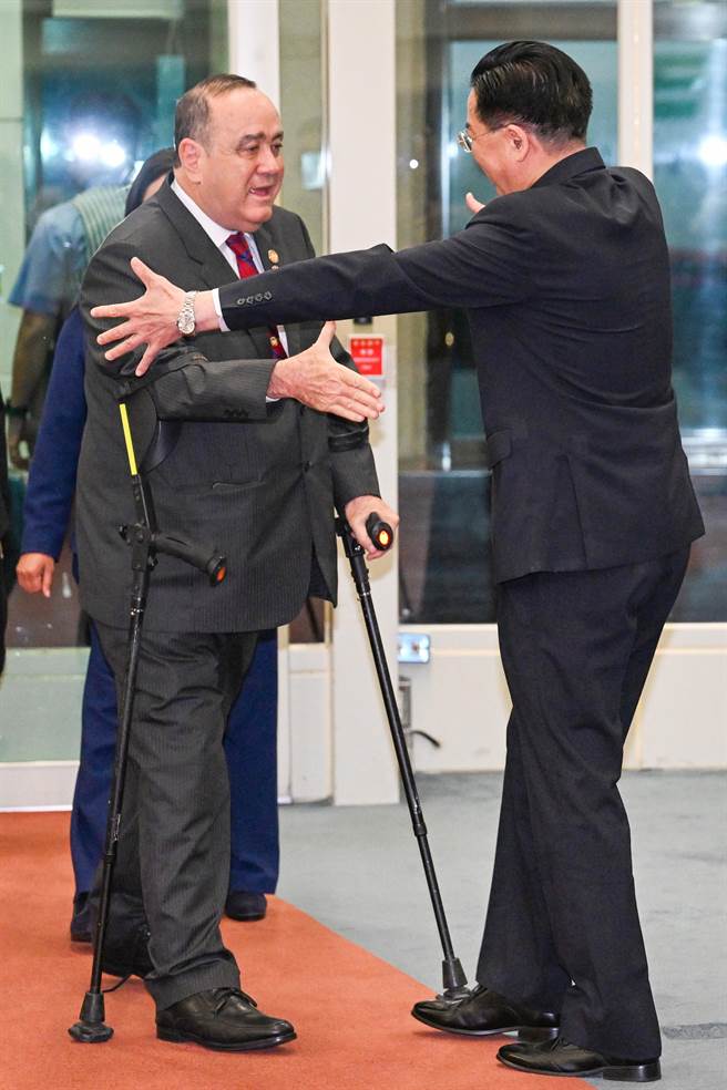 瓜地馬拉共和國總統賈麥岱24日應邀率團來台進行國是訪問，外交部長吳釗燮前往接機，吳釗燮見到賈麥岱上前親切地擁抱致意表達歡迎，賈麥岱未在國賓門發表談話，隨後由外交部人員引導離去。（陳麒全攝）