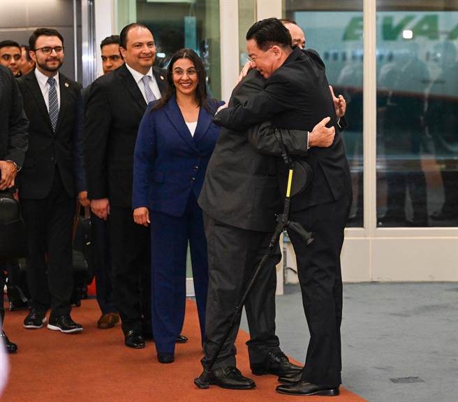 瓜地馬拉共和國總統賈麥岱24日應邀率團來台進行國是訪問，外交部長吳釗燮前往接機，吳釗燮見到賈麥岱上前親切地擁抱致意表達歡迎，賈麥岱未在國賓門發表談話，隨後由外交部人員引導離去。（陳麒全攝）