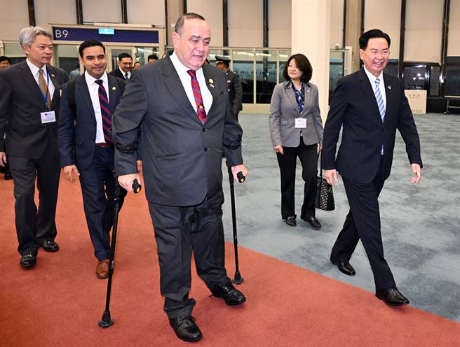 瓜地馬拉共和國總統賈麥岱24日應邀率團來台進行國是訪問，外交部長吳釗燮前往接機，吳釗燮見到賈麥岱上前親切地擁抱致意表達歡迎，賈麥岱未在國賓門發表談話，隨後由外交部人員引導離去。（陳麒全攝）