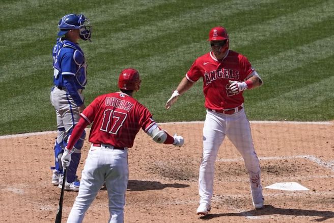 天使大谷翔平(左)祝贺卓奥特轰出全垒打。（美联社）