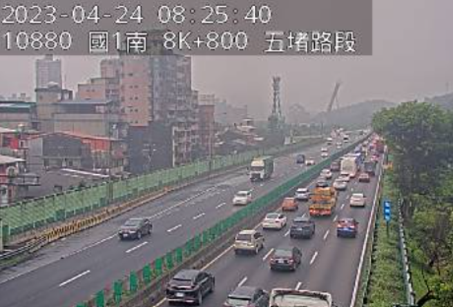 國1南向汐止路段24日上午8時許發生2車追撞，後方路段車流回堵。（翻攝高公局）