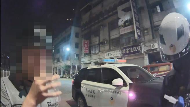 刘姓男子因太太料理姜母鸭倒入一整罐米酒，惨被抓酒驾。（高市凤山分局提供／杨舒婷高雄传真）