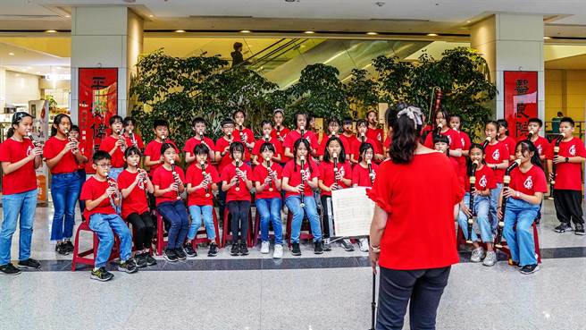 新湖国小直笛团在中国医药大学新竹附设医院做快闪表演。（罗浚滨摄）