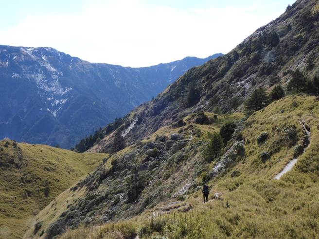 近日锋面相继报到，气候较不稳定，山区较易浓雾或降雨，警方提醒民眾健行小奇莱步道赏杜鹃花时，务必小心谨慎，放慢速度，以免发生危险；图为小奇莱步道。（罗亦晽摄）