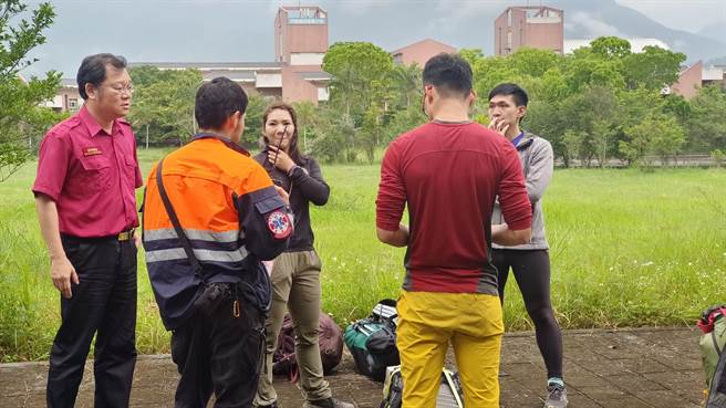56岁华裔美国籍叶姓女教授18日纵走能高安东军路线后失联迄今，曾登顶圣母峰且绰号为「三条鱼」的台湾女登山家詹乔愉（中）今与新北共10名搜救队员加入花莲县消防局搜索行列。（杨姓民眾提供／罗亦晽花莲传真）