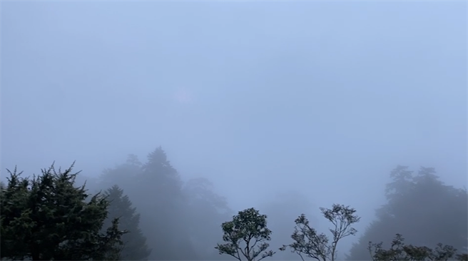 空勤总队昨尝试用直升机将陈男遗体吊挂下山未果，今再次出发并搭载10名新的搜救队员挺入搜索，但山区雾浓能见度低无功而返。（花莲县消防局第二大队提供／罗亦晽花莲传真）