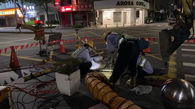 高雄巨蛋商圈昨天傍晚5时36分无预警停电，523户民宅、店家无电可用，由于店家生意受损，气得炸锅。经台电彻夜抢修，今（24）日凌晨2时21分全数復电。（柯宗纬翻摄）