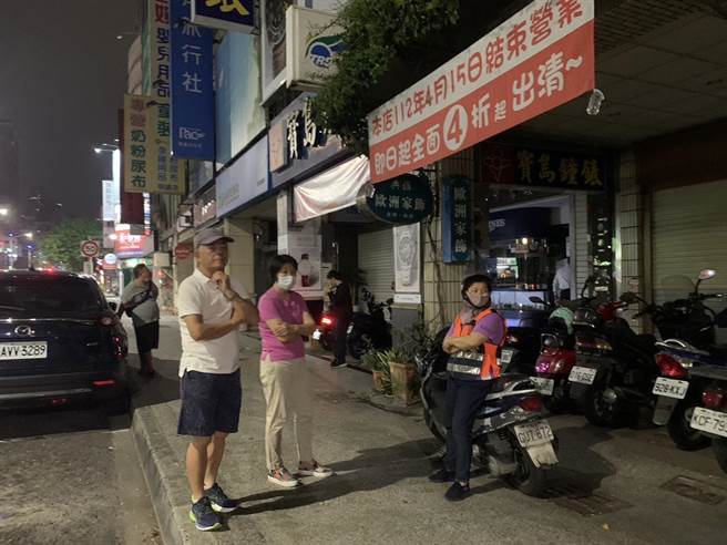 明诚二路一带停电，直到今凌晨0时仍未復电。（白乔茵提供）