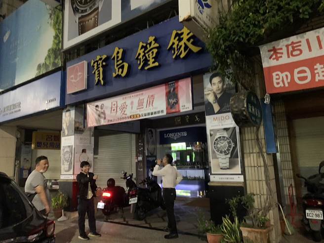 明诚二路一带停电，直到今凌晨0时仍未復电。（白乔茵提供）