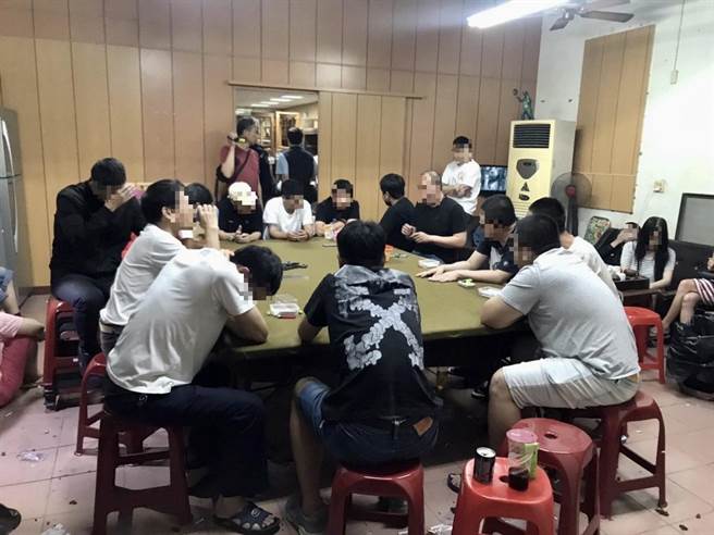 台南警方斩断学甲88枪击案关系人苏男的不法金流，昨日凌晨破坏一间以雕刻店为掩饰的职业赌场。（读者提供／张毓翎台南传真）