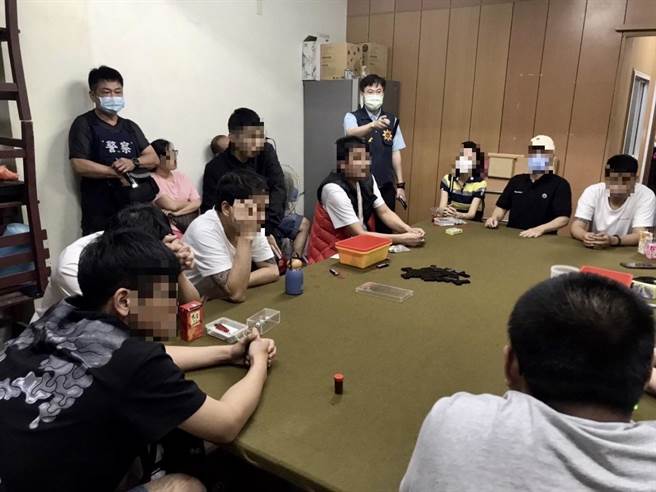 警方查获经营赌场的犯嫌及赌客共计25人。（读者提供／张毓翎台南传真）