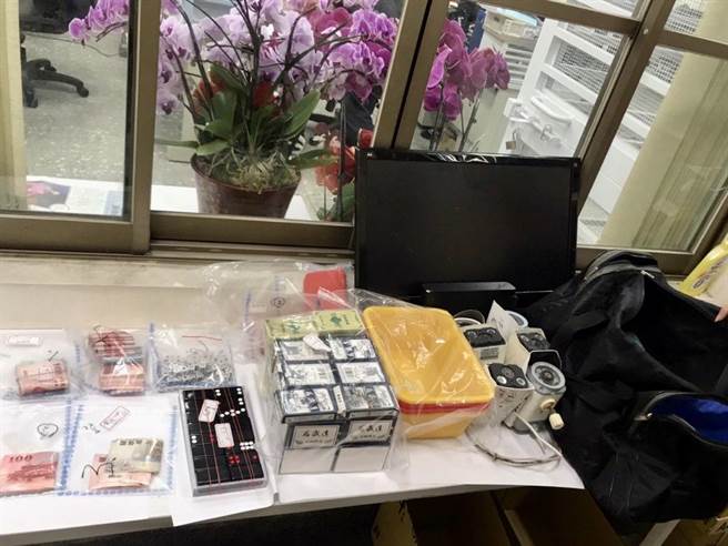 警方查扣天九牌1副、骰子1包、扑克牌58盒、监视器镜头6支及赌资4万8300元等证物。（读者提供／张毓翎台南传真）