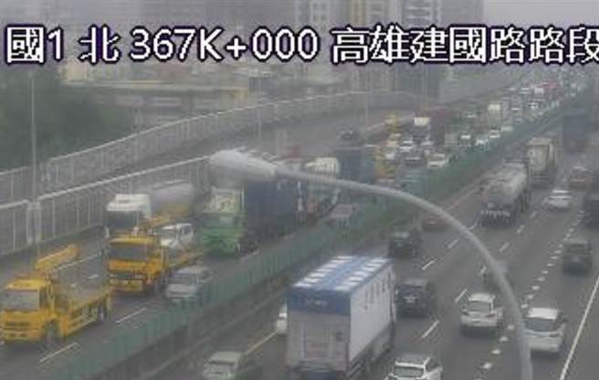 国1南向367公里发生2货柜车与大货车追撞事故，国道1号北上也有车多情形。（摘自警广即时报APP／林瑞益高雄传真）