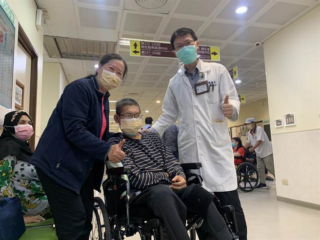 廖先生（中）中风多年，去年因急性A型主动脉剥离合併心包膜填塞险丧命，所幸手术救回一命，不过1年追踪发现，其降主动脉瘤扩大到逾6.5公分，犹如致命未爆弹，经採「微创主动脉弓修补支架置放手术」，復原状况良好。（门诺医院提供／罗亦晽花莲传真）