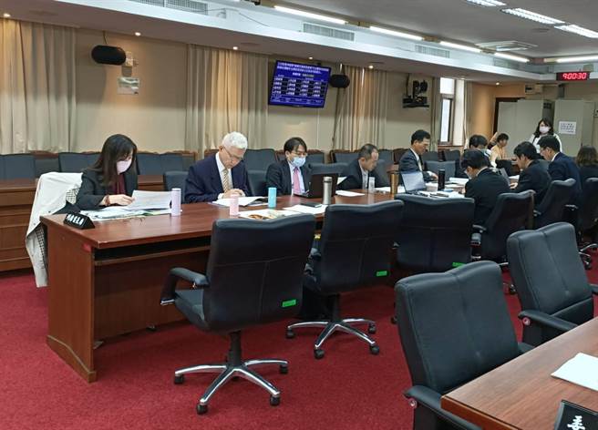 运安会代理主委许悦玲今（24）日首次以代主委身分面对立委质询，许悦玲（左1）与内部呛许的专委李纲（左3）中间隔着专委叶名山而坐。（简立欣摄）