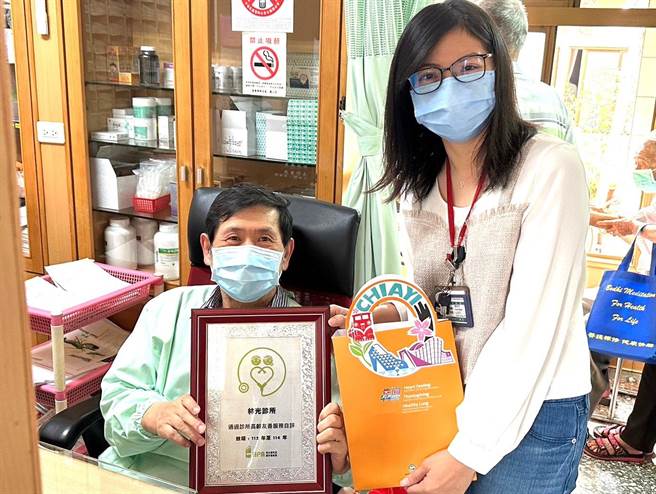 因应高龄化时代来临，嘉义县卫生局致力推动高龄友善健康照护机构，积极辅导医疗院所加入友善队伍，近期增加6间高龄友善诊所。（嘉义县政府提供／吕妍庭嘉义传真）