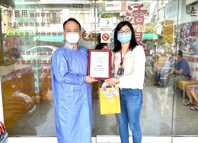 因应高龄化时代来临，嘉义县卫生局致力推动高龄友善健康照护机构，积极辅导医疗院所加入友善队伍，近期增加6间高龄友善诊所。（嘉义县政府提供／吕妍庭嘉义传真）