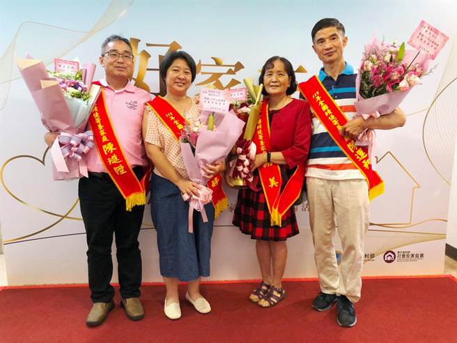 台南市寄养家庭陈琎陞（左）与黄竩婷、陈运和（右）与谢美等2对夫妻，今年获卫生福利部表扬为绩优寄养家庭。（社会局提供／洪荣志台南传真）