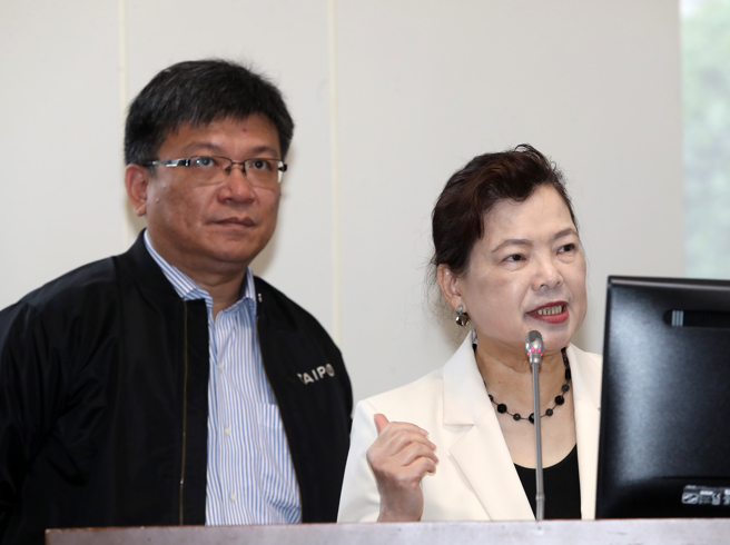 经济部长王美花（右）24日率经济部次长兼台电代理董事长曾文生（左）等赴立法院经济委员会，报告「台电强化电网韧性相关计画执行现状、经费编列与具体成效」，并备质询。（刘宗龙摄）