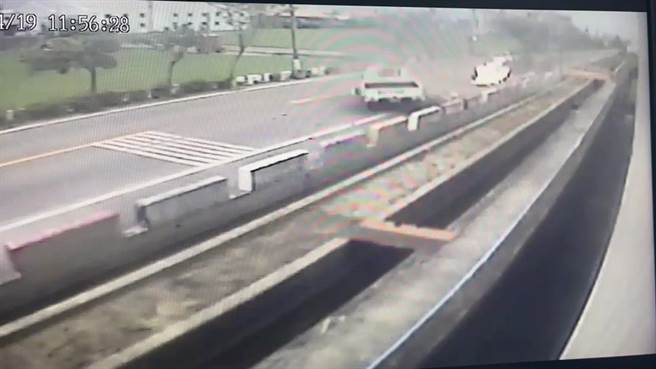 机车与白色小货车在路口碰撞后，机车当场爆炸起火。（民眾提供／孙英哲彰化传真）