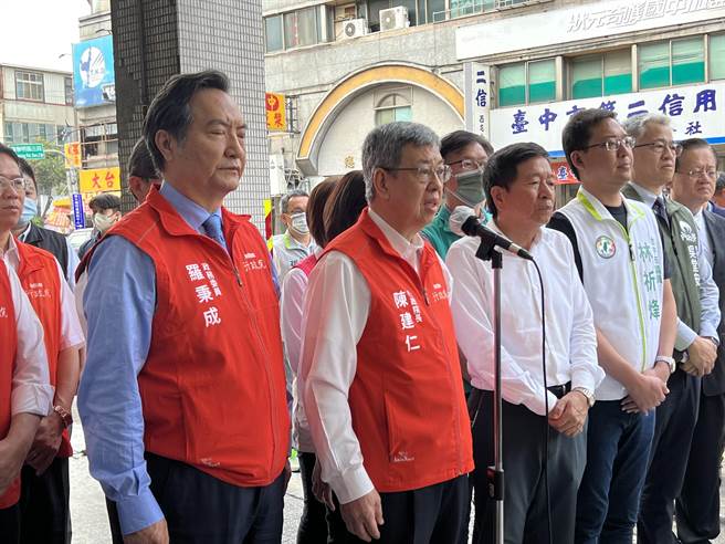 行政院长陈建仁上午视察台中市西屯消防分队，针对「家户持枪」等议题做出回应。(林欣仪摄)