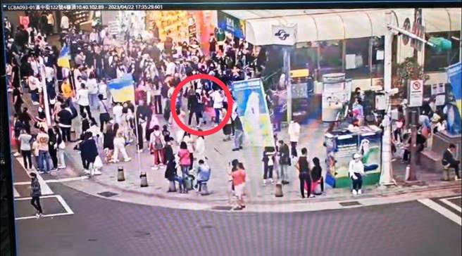 黑衣男子抢夺红衣妇人手上的手提包。（翻摄画面）