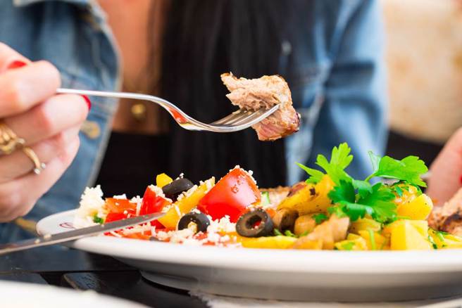 一般认为饮食控制与运动是促成健康的最重要原则。(示意图/ Shutterstock )