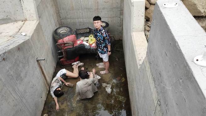 林間沙灘車翻覆兩米深溝，兩妙齡女多處擦挫傷。(屏縣消防局提供)