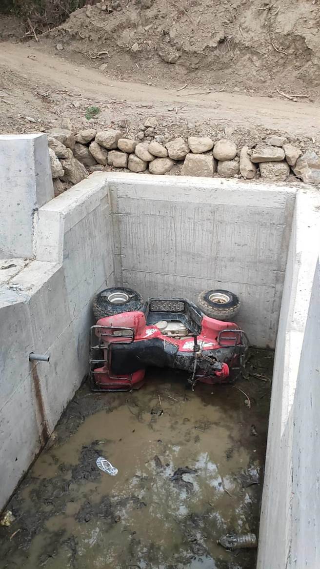 林間沙灘車翻覆兩米深溝，兩妙齡女多處擦挫傷。(屏縣消防局提供)