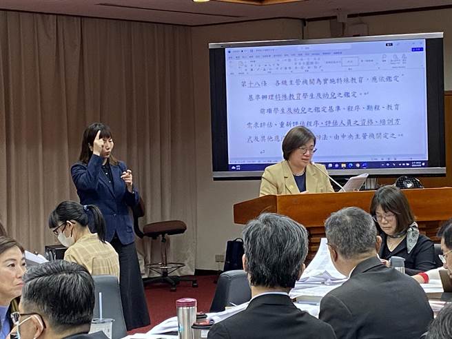 立法院教文会今天审议《特殊教育法》修正案，特别安排手语老师翻译。（林志成摄）
