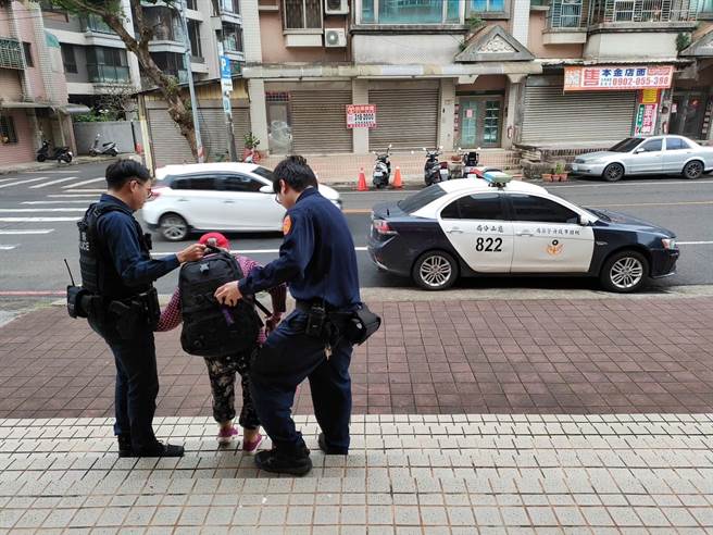 7旬老妇从花莲北上到桃园竟忘了家，运将载到警所，员警接力助返家。(翻摄照片／蔡依珍桃园传真)