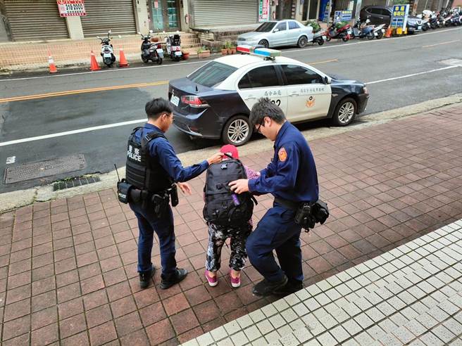 7旬老妇从花莲北上到桃园竟忘了家，运将载到警所，员警接力助返家。(翻摄照片／蔡依珍桃园传真)