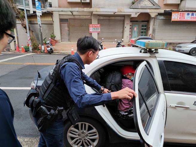 7旬老妇从花莲北上到桃园竟忘了家，运将载到警局，员警接力助返家。(翻摄照片／蔡依珍桃园传真)