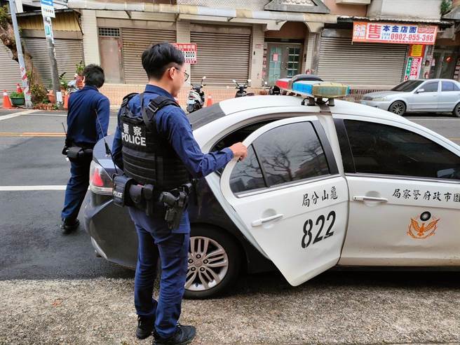 7旬老妇从花莲北上到桃园竟忘了家，运将载到警局，员警接力助返家。(翻摄照片／蔡依珍桃园传真)