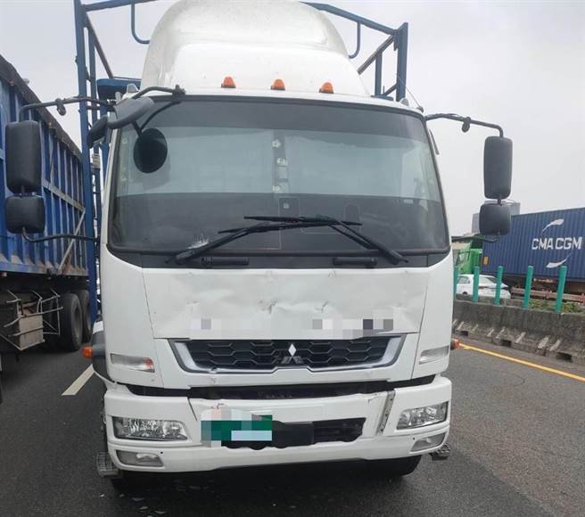 國道1號南向367公里高雄路段24日上午發生2貨櫃車與1輛大貨車追撞事故，幸無人員受傷。（翻攝照片／林瑞益高雄傳真）