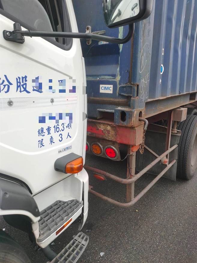 國道1號南向367公里高雄路段24日上午發生2貨櫃車與1輛大貨車追撞事故，只有造成車損。（翻攝照片／林瑞益高雄傳真）