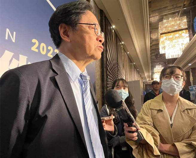 针对苹菓西打饮料被发现有白色沉淀物事件，市长张善政表示，卫生局的后续处理做法算是明快，会确保民眾喝到安全的产品。（陈梦茹摄）