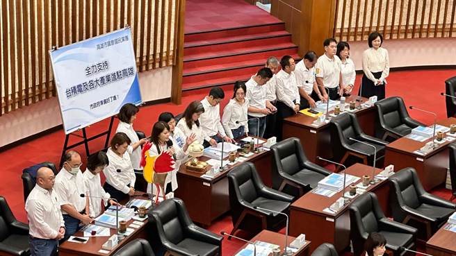 台积电高雄厂原28奈米制程规画，改切入先进制程。高市议会国民党团今（24）日在议会市政总质询时狠酸，市长陈其迈只会画大饼，还送上「金鸡母」道具、诚实豆沙包，希望台积电真的到高雄。（柯宗纬摄）