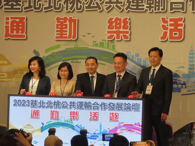 新北市长侯友宜昨参加「北台区域发展推动委员会」与八县市首长合体，今再参加基北北桃公共运输合作论坛，被认为已准备好徵召。（叶德正摄）