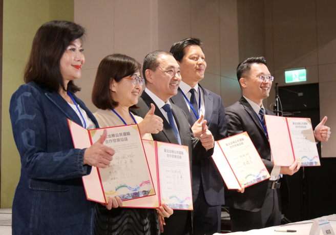 新北市长侯友宜上午出席「2023基北北桃公共运输合作发展论坛」并和四市的副市长合影。图/新北市政府提供
