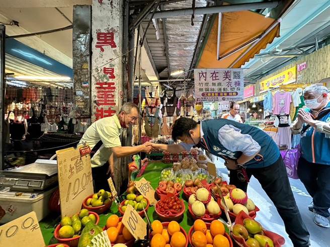 楊家俍投入民進黨桃園市立委第5選區黨內初選，積極走訪基層拜票。(楊家俍提供／呂筱蟬桃園傳真)