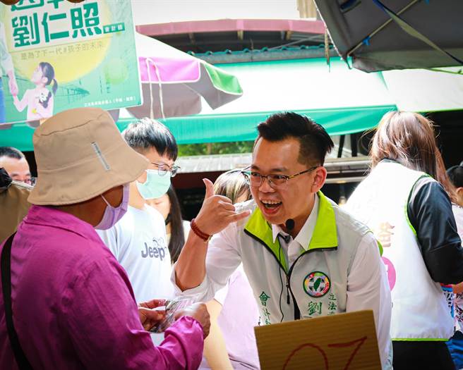 劉仁照投入民進黨桃園市立委第5選區黨內初選，積極走訪基層與選民搏感情。(劉仁照提供／呂筱蟬桃園傳真)