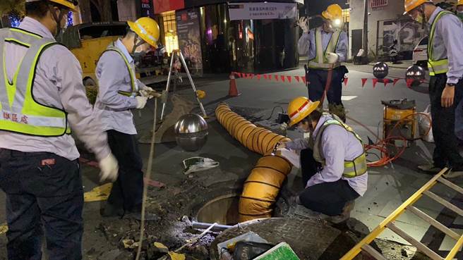 台电指出，地下电缆故障所致，因人孔降埋，须开孔抢修并进行电缆更换，因此较费时，经调度大型工程车、挖土机及主管亲自现场指挥与同仁彻夜抢修，终于完成电缆重新布放，完成送电。（柯宗纬翻摄）
