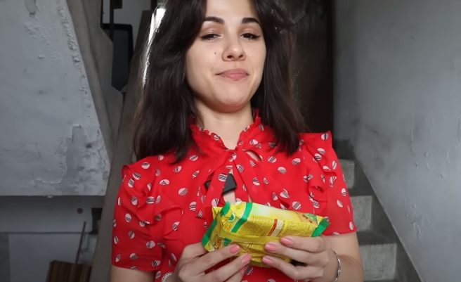 俄罗斯正妹李若晴隔3年又再度来台湾，发现超商买不到茶叶蛋、很多店倒闭、小吃涨价。（图／翻摄自不要闹工作室YouTube）